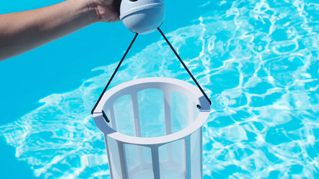 Vérification de la pompe de filtration dans un local technique de piscine