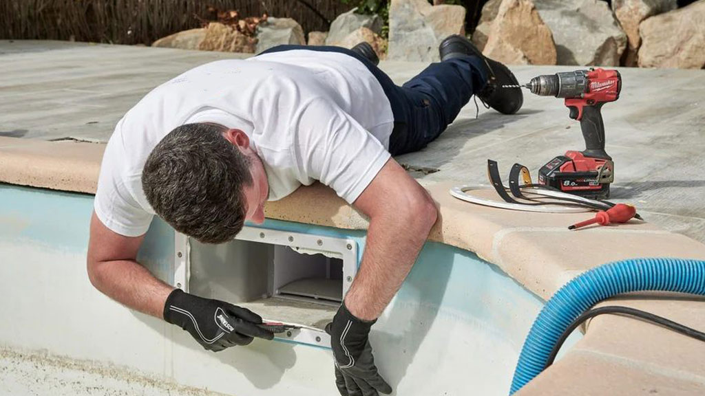 Inspection de la structure d'une piscine autour du skimmer pour détecter des dommages